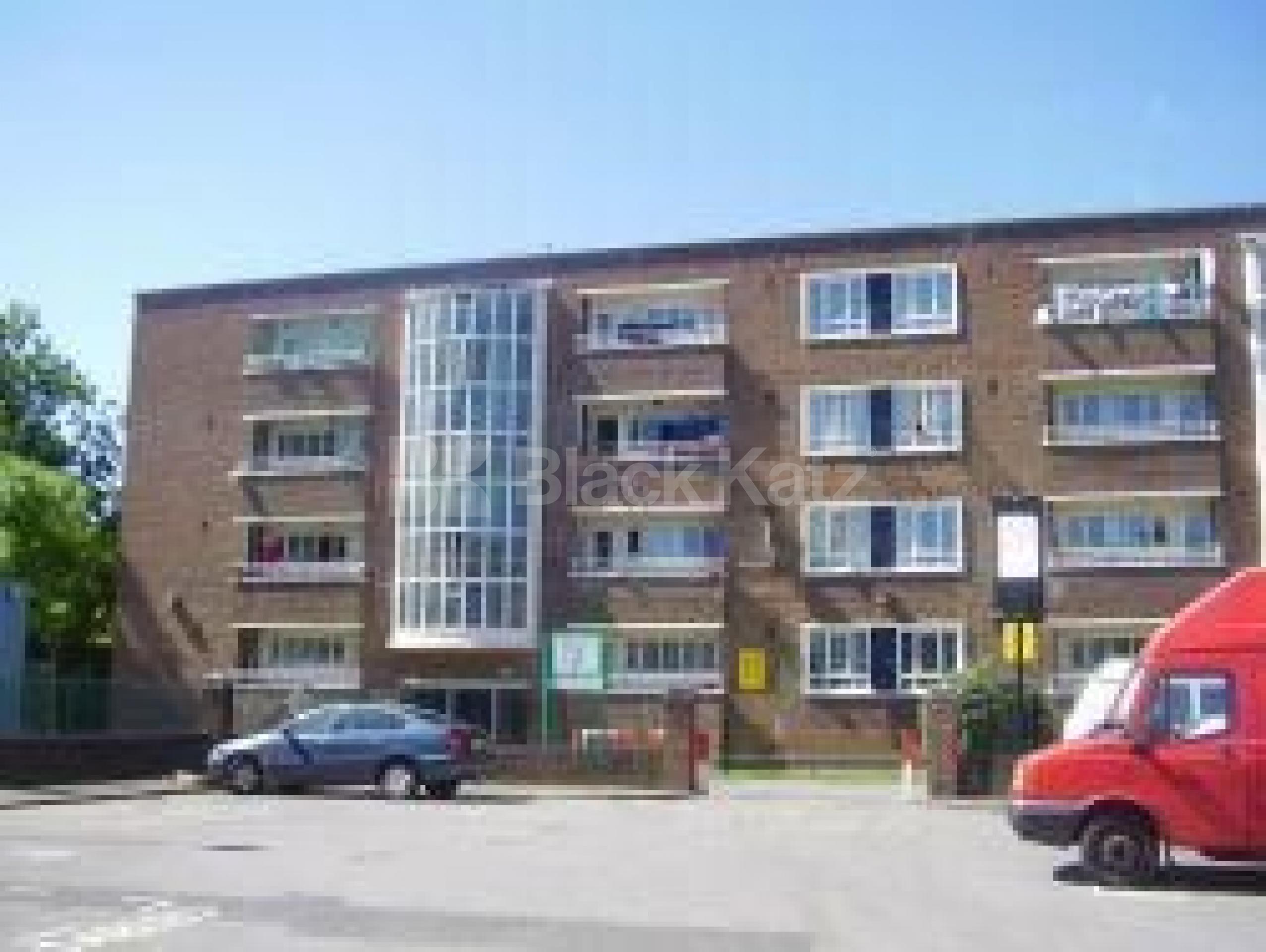 			4 Bedroom, 1 bath, 1 reception Flat			 Sparshott Road, ARCHWAY N19 N19